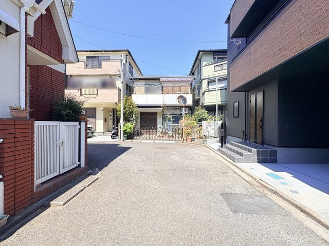 【前面道路含む現地写真】 | 新座市栗原1丁目　新築一戸建住宅　全1棟　(保谷店) | 自然環境と調和した良好な住環境。