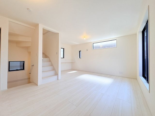 【居間・リビング】 | 新座市栗原1丁目　新築一戸建住宅　全1棟　(保谷店) | 広々としたリビングはソファーなどの家具もラクラク置くことができます。