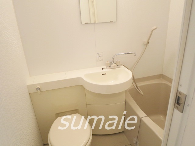 岩渕ハイツの設備|広めの洗面台です。