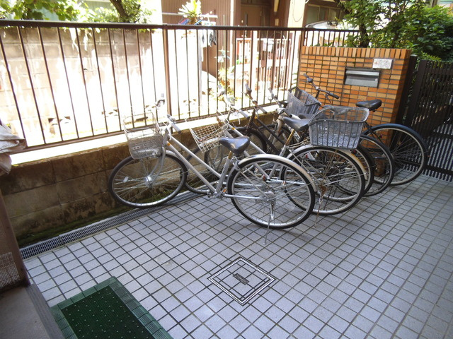 岩渕ハイツのその他共用部分|自転車も止められます！