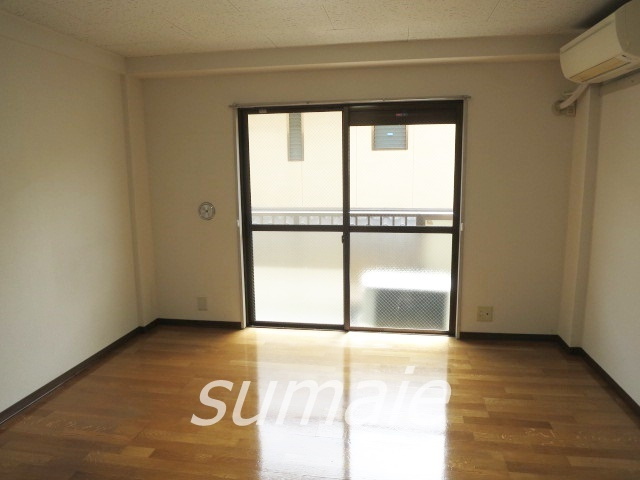 岩渕ハイツの居間・リビング|広めの居室でアレンジできます。