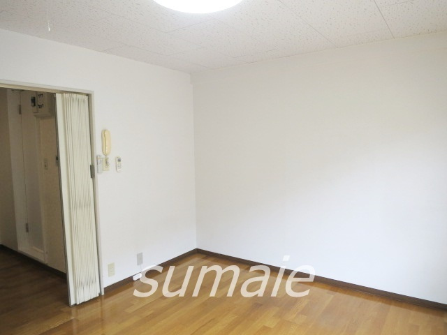 岩渕ハイツの寝室|壁も白いです。