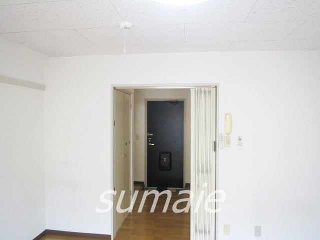 岩渕ハイツの洋室|ジャバラで仕切られています。