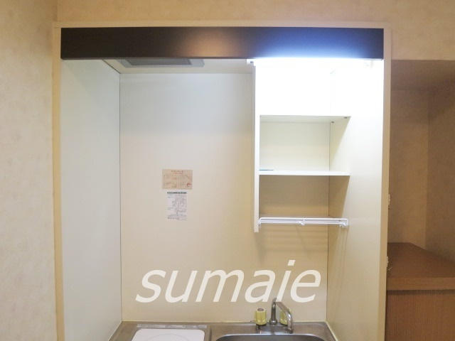 岩渕ハイツのキッチン|キッチンの棚も完備です。