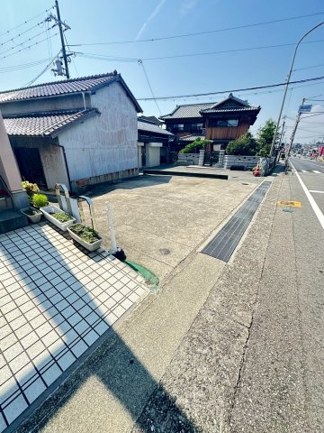 ルミエールSATOHの駐車場