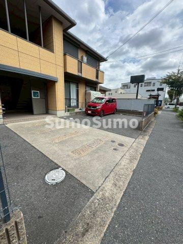 リファインド二ツ屋A棟の駐車場|駐車場があるので、車を買う予定の方も安心です