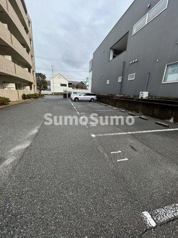 リュイール桃山台の駐車場|車をお持ちの方に嬉しい駐車場付きの物件です
