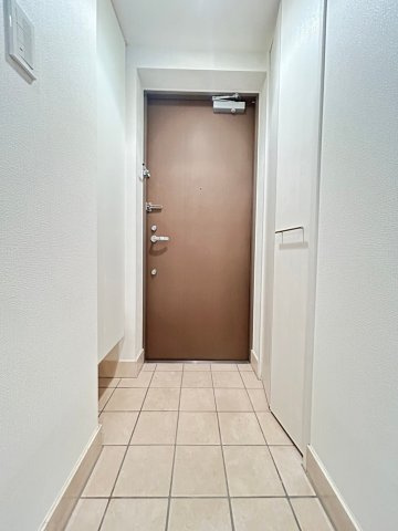 コンフォリア原宿の玄関|明るい玄関です