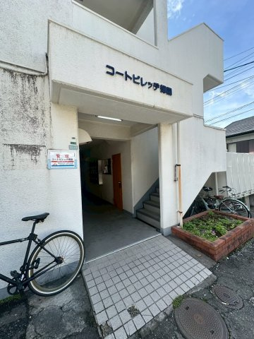 コートビレッヂ輝国のエントランス