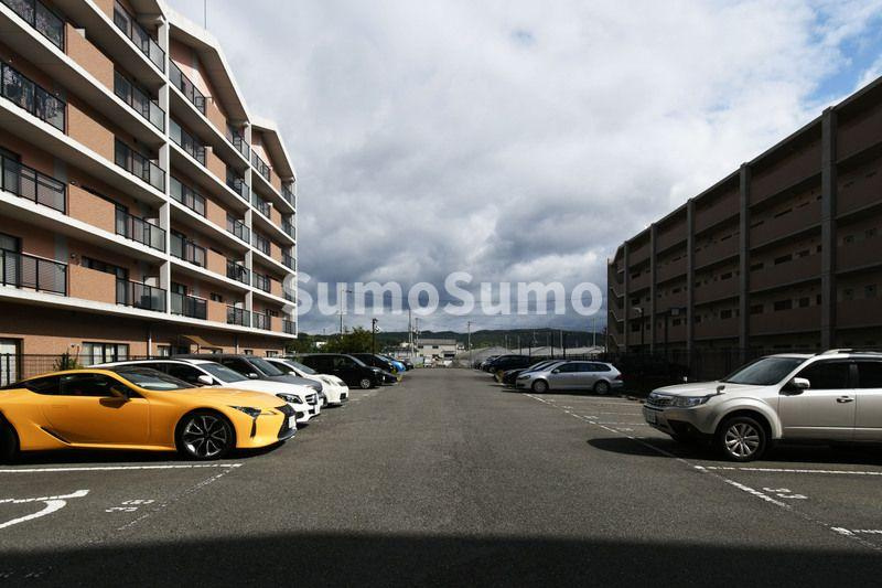 ルームズ学園北町の駐車場|駐車場があります