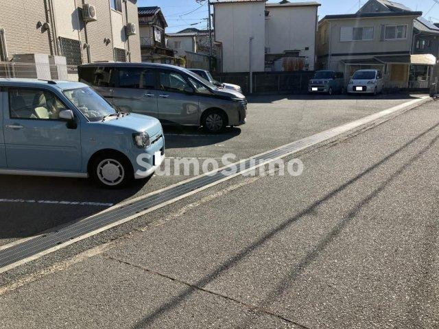 リュクス西明石Ⅱの駐車場|駐車場に車を止められます