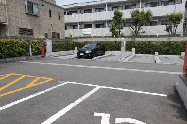 コンフォリア下北沢の駐車場| 