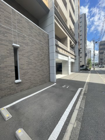 ザ・クロスメントの駐車場