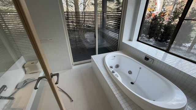 中軽井沢 千ヶ滝西区 吹き抜けのある3LDK 中古戸建の浴室