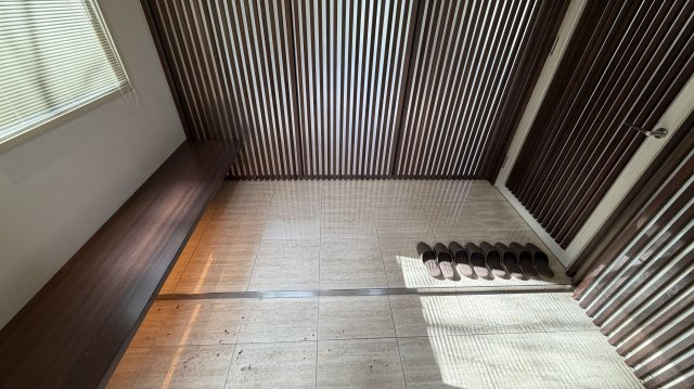 【動画付き】中軽井沢 千ヶ滝西区 吹き抜けのある3LDK 中古戸建の玄関