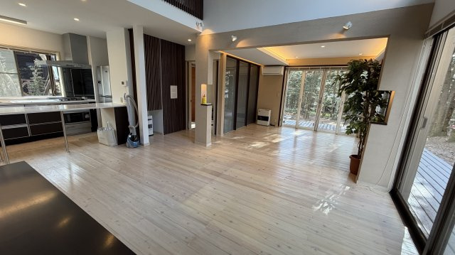 【動画付き】中軽井沢 千ヶ滝西区 吹き抜けのある3LDK 中古戸建の居間・リビング