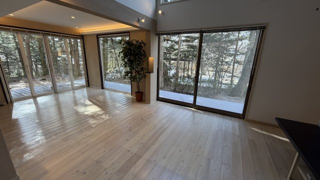 【動画付き】中軽井沢 千ヶ滝西区 吹き抜けのある3LDK 中古戸建の居間・リビング