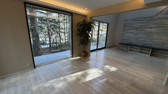 中軽井沢 千ヶ滝西区 吹き抜けのある3LDK 中古戸建の居間・リビング