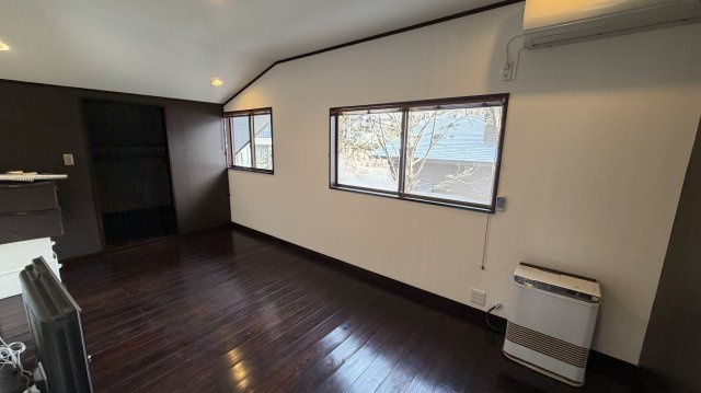 【動画付き】中軽井沢 千ヶ滝西区 吹き抜けのある3LDK 中古戸建の洋室