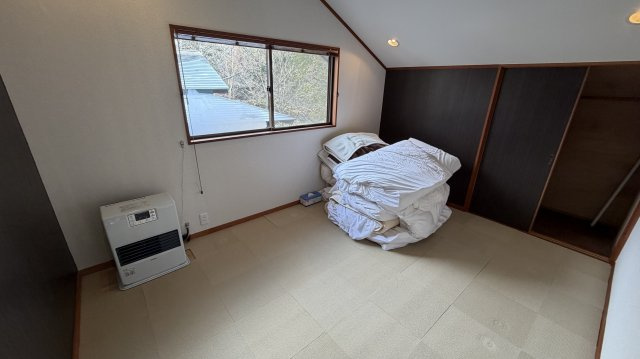 【動画付き】中軽井沢 千ヶ滝西区 吹き抜けのある3LDK 中古戸建の洋室