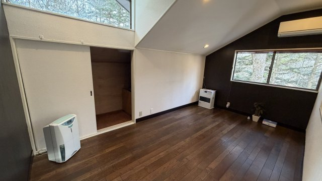 【動画付き】中軽井沢 千ヶ滝西区 吹き抜けのある3LDK 中古戸建の洋室