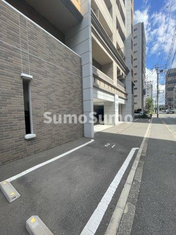 ザ・クロスメントの駐車場