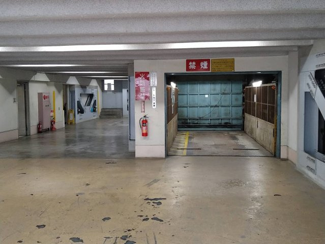 明宏ビル本館の駐車場