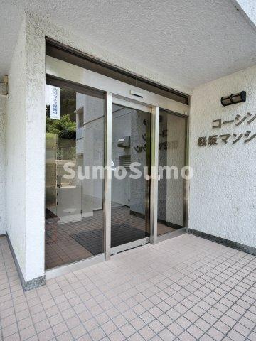 コーシン桜坂マンションのエントランス
