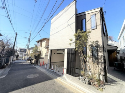【外観】 | 【仲介手数料６５０万円が無料！！】■高台■学芸大学駅１７分■ルーフバルコニー■制震ダンパー | 【仲介手数料６５０万円が無料！！】
■都立大学駅１６分
■学芸大学駅１７分
■柿の木坂の高台、陽当り良好
■ＬＤＫ２４帖
■約１３帖の（屋上）ルーフバルコニー
■制震ダンパー
■ビルトインガレージ