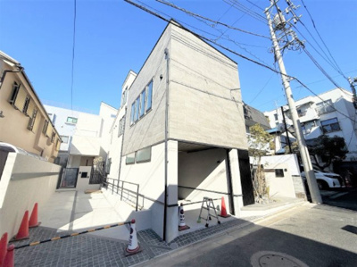 【外観】 | 【仲介手数料６５０万円が無料！！】■高台■学芸大学駅１７分■ルーフバルコニー■制震ダンパー | 【仲介手数料６５０万円が無料！！】
■都立大学駅１６分
■学芸大学駅１７分
■柿の木坂の高台、陽当り良好
■ＬＤＫ２４帖
■約１３帖の（屋上）ルーフバルコニー
■制震ダンパー
■ビルトインガレージ