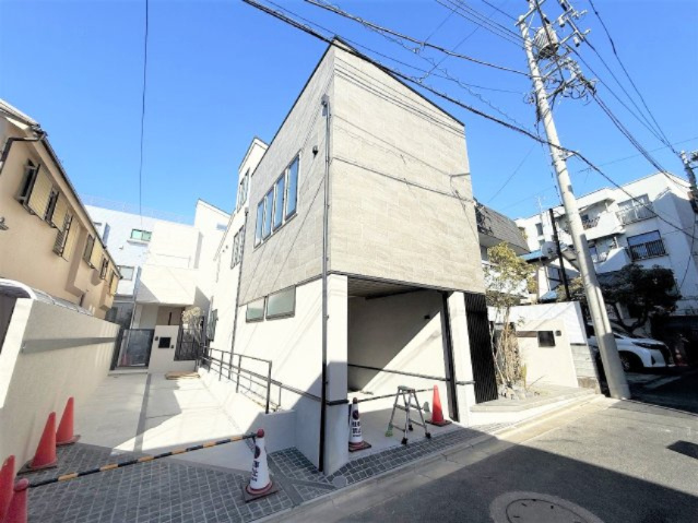 【外観】 | 【仲介手数料６５０万円が無料！！】■高台■学芸大学駅１７分■ルーフバルコニー■制震ダンパー | 【仲介手数料６５０万円が無料！！】
■都立大学駅１６分
■学芸大学駅１７分
■柿の木坂の高台、陽当り良好
■ＬＤＫ２４帖
■約１３帖の（屋上）ルーフバルコニー
■制震ダンパー
■ビルトインガレージ
