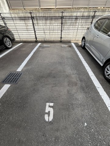 サーパス西新二丁目の駐車場