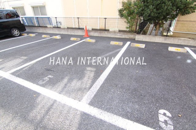 クレインスリーの駐車場