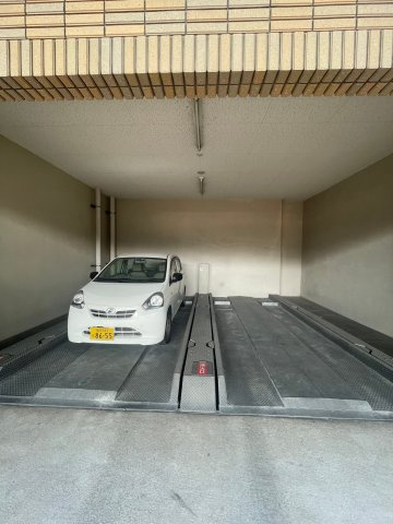 サヴォイバルビゾンの駐車場