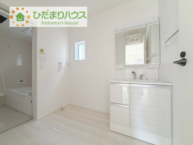 【独立洗面台】 | 我孫子市東我孫子1丁目第1期　新築戸建　2号棟 | 三面鏡の大きな鏡は憧れます(^^♪
鏡の後ろは収納となっていて、細かいものでも収納できるのでスッキリと整理できます！
