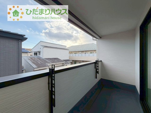 【バルコニー】 | 我孫子市東我孫子1丁目第1期　新築戸建　2号棟 | バルコニーはあなただけの花火会場。色とりどりの花火が夜空を彩ります。
