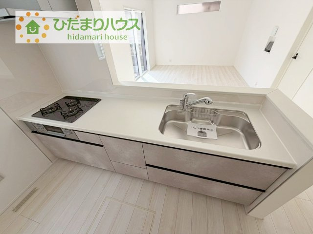 【キッチン】 | 我孫子市東我孫子1丁目第1期　新築戸建　2号棟 | 3口コンロでお料理する時間も短くなりそうですね(*‘∀‘)