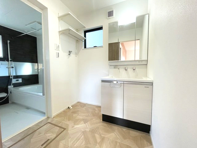 佐伯区千同一丁目　№35272の独立洗面台|三面鏡裏収納があるので
小物もスッキリ収納できます。