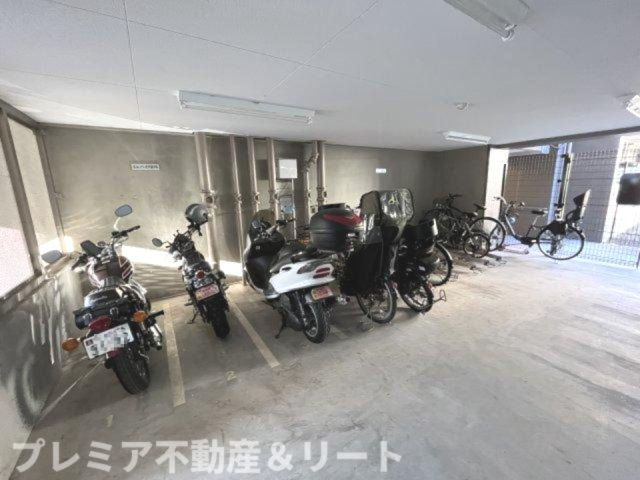 【その他共用部分】 | プレミアノッツェ祐天寺 | バイク置き場です