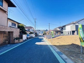 【前面道路含む現地写真】 | 千葉市若葉区みつわ台　土地　みつわ台駅 | 幅員約6ｍの広々とした公道です。すれ違いもスムーズで、大きめのファミリーカーでもストレスなく車庫入れができる安心の道路幅です。