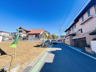【前面道路含む現地写真】 | 千葉市若葉区みつわ台　土地　みつわ台駅 | 南側6ｍ公道×接道約6.3m。整備されたきれいな道路で、陽光が敷地奥まで届きます。閑静な住宅街で交通量も少なく静かです。