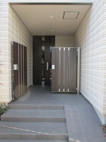 明大前壱番館のエントランス