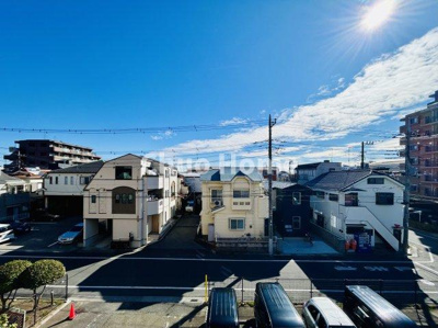 【エントランス】 | グリーンパーク金町 | 【エントランス】マンションのエントランスは、その物件の印象を決める、顔とも言える場所です。毎日通る場所ですからきれいなのが一番です。エントランス内はオートロックですので暮らしの安全も確保されています。