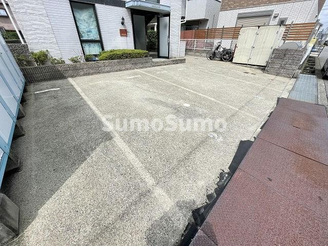 レオパレスツツミ28の駐車場
