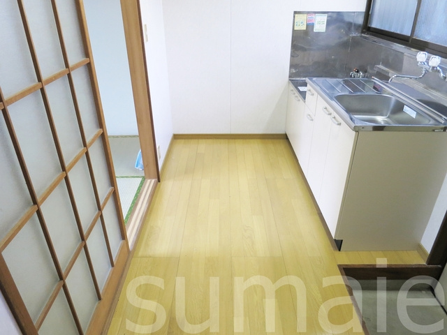 タマハイツのキッチン|広々した廊下です