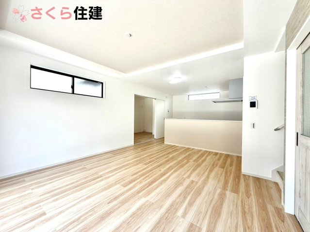 リガーレ宇都宮市日の出1期　１棟の居間・リビング|室内にいてもたっぷりの陽光感じていただける、開放感あふれるリビングです。	
