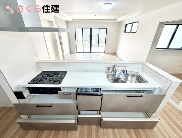 リガーレ宇都宮市日の出1期　１棟のキッチン|キッチン下収納は奥まで引き出せるので、大きく屈まなくても楽に必要なものがパッと取り出せます！