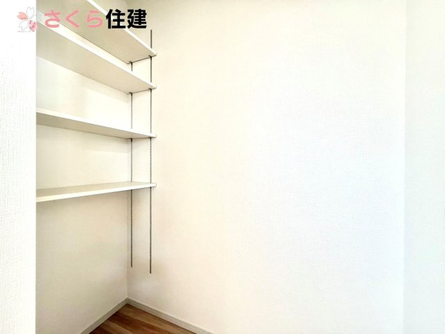 リガーレ宇都宮市日の出1期　１棟の収納|お子さまの急な「おなか減った！」にも対応。沢山買いだめしてもキッチン横パントリーに保管！
