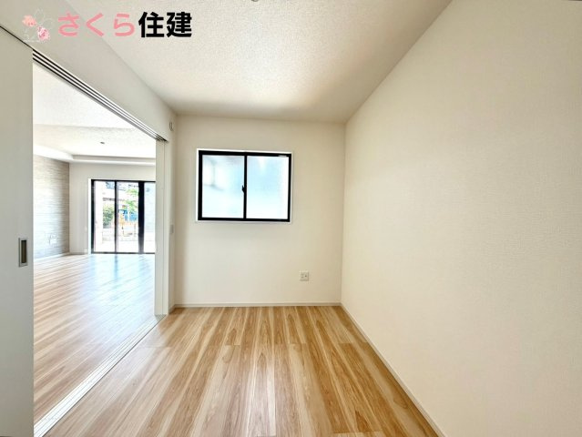 リガーレ宇都宮市日の出1期　１棟の洋室|リビング横の洋室は、思い切りお子様が遊べるキッズスペースにぴったり！押入はおもちゃをすっきり収納♪