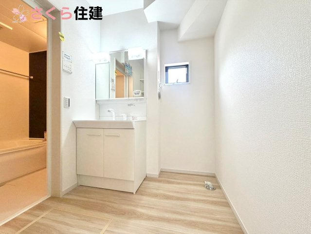 リガーレ宇都宮市日の出1期　１棟の独立洗面台|ゆとりある広さの洗面所。両サイド収納の洗面台で、二人ならんで同時の身支度もスムーズです。